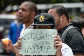 Venezolanos: indignados por la sentencia contra López pero ocupados en sobrevivir