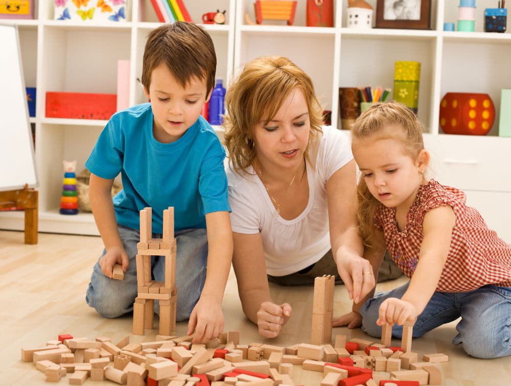 Una mirada a las mamás que se dedican al cuidado de sus hijos tiempo completo.