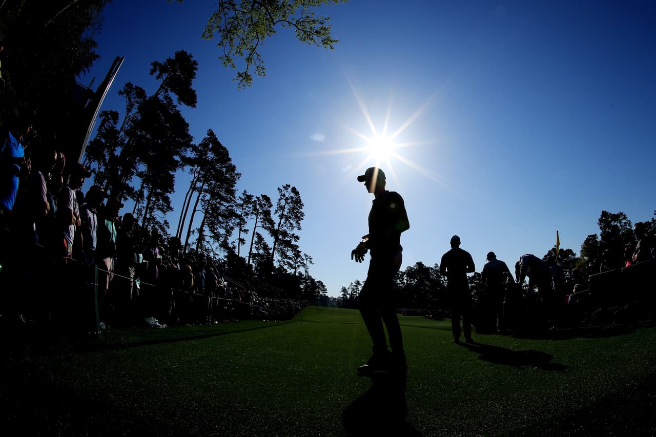 La fiesta del Masters de Augusta dejó bellas postales de los paisajes y el colorido en el Augusta National Golf Club, escenario testigo del segundo día de prácticas del torneo grande del golf mundial.