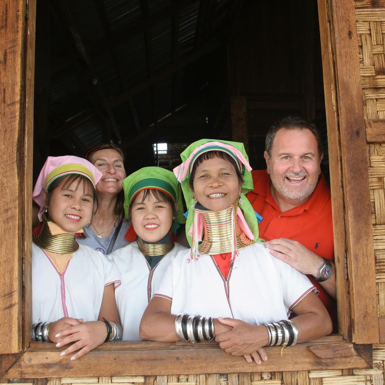 En 2007 hicieron un viaje a Myanmar, en donde convivieron con la gente nativa de la región.