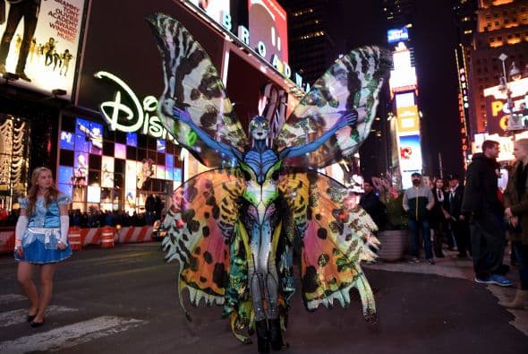 La noche de Halloween, la ciudad de Nueva York fue sorprendida por una gigante y hermosa mariposa.