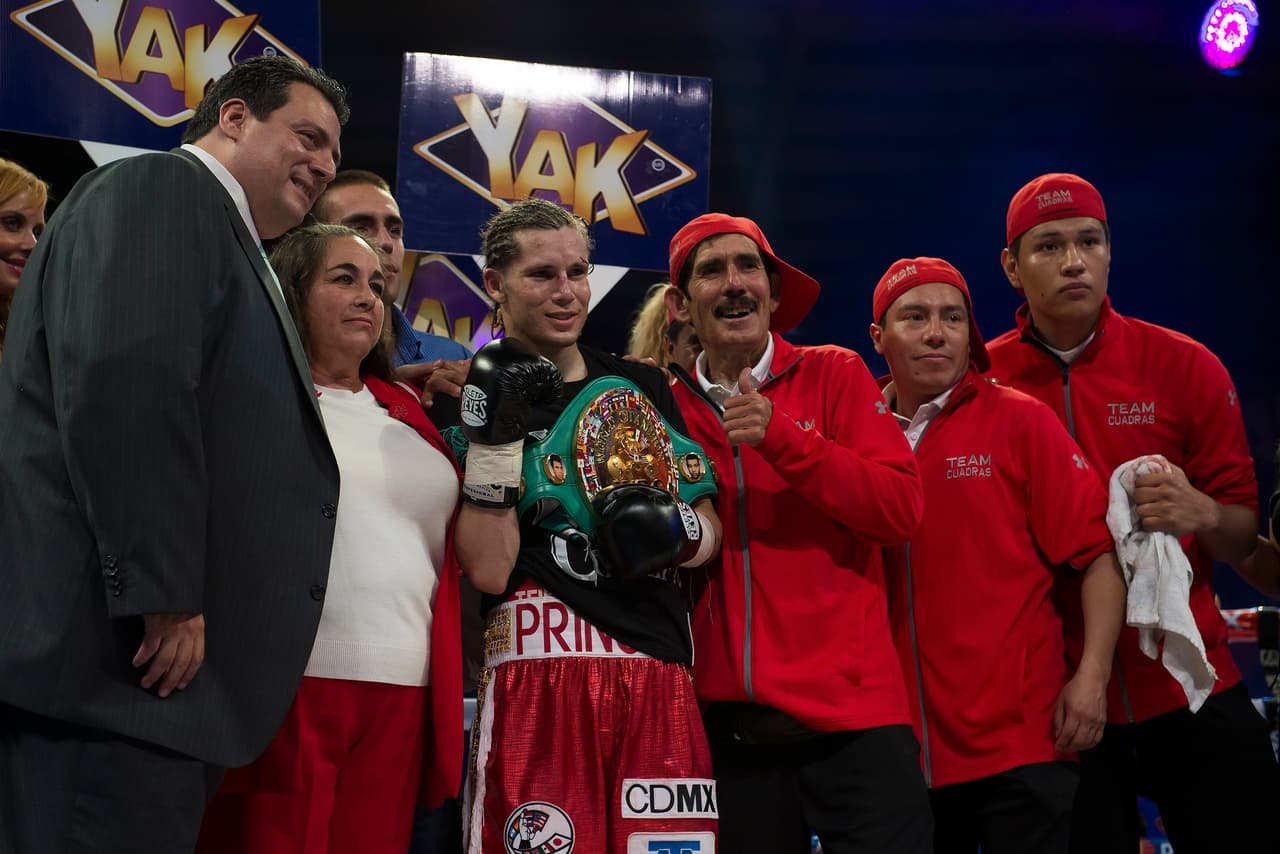 Carlos Cuadras retuvo título supermosca ante Dixon Flores