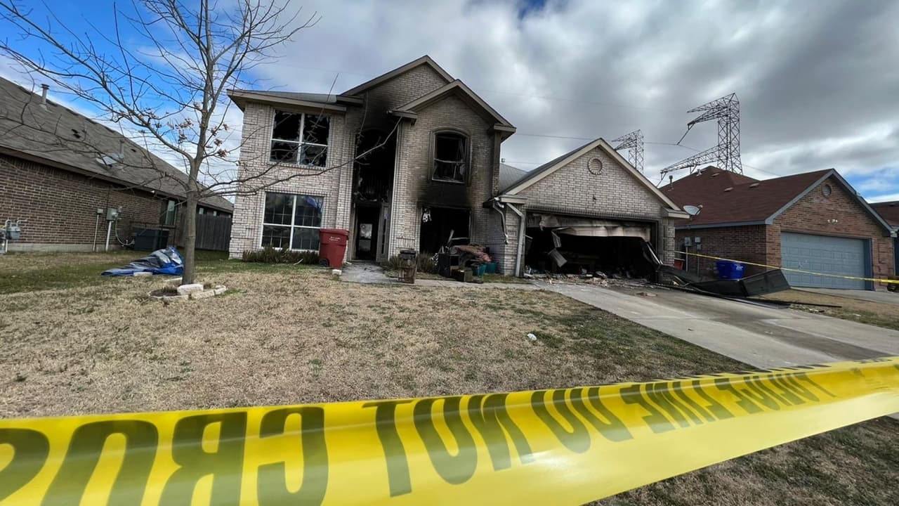 Un joven de 19 muere al incendiar dos viviendas en un aparente caso de suicidio en Royse City