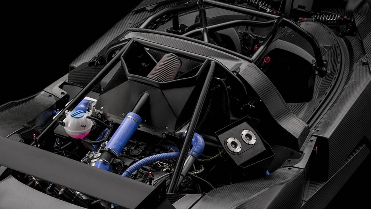 El KTM X-Box GT4 utiliza un motor 4 cilindros proporcionado por Audi que genera 360 caballos de fuerza.