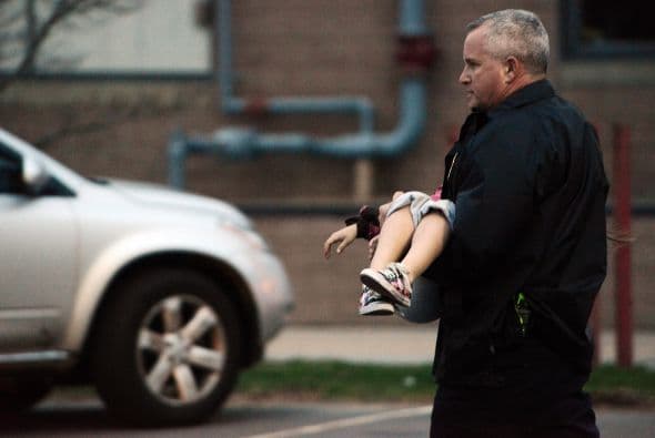 La policía confirmó vía Twitter, la detención del segundo sospechoso de los atentados del pasado lunes en el maratón de Boston (EE.UU.) y que había sido acorralado en el barrio de Watertown. "CAPTURADO!!! La caza se ha acabado. La búsqueda ha terminado. Se acabó el terror. Y la justicia ha ganado. El sospechoso está bajo custodia", se lee en el tuit de la policía de Boston. A lo largo de toda la jornada un extraordinario despliegue policial había perseguido a Dzhokhar Tsarnaev, un joven de 19 años de origen chechén, presunto coautor de los atentados. Según el diario Boston Globe, Tsarnaev fue capturado después de un tiroteo en el que resultó herido, por lo que está siendo trasladado al Hospital Mount Auburn de Cambridge. Un oficial le dijo al diario que el joven, de 19 años, se encuentra consciente. La noticia de su captura fue acogida con aplausos por el público que salió de sus casas.