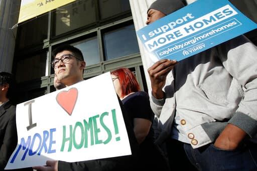 "Esto no es un regalo para nadie", dijo el senador demócrata Steven Bradford. "Nuestro objetivo es mantener a los inquilinos en sus casas y mantener a los propietarios fuera de la ejecución hipotecaria".