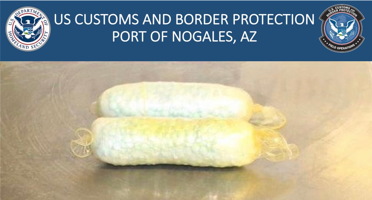 Antes, en ese mismo mes, un perrito alertó con su labor a agentes en Nogales de algo extraño en una persona: resulta que transportaba ni más ni menos que 
<b><a href="https://www.univision.com/local/arizona-ktvw/nogales-capsulas-fentanilo-condones-cuerpo" target="_blank">2,000 cápsulas de fentanilo en dos condones</a></b>, que llevaba ocultos en su cuerpo.