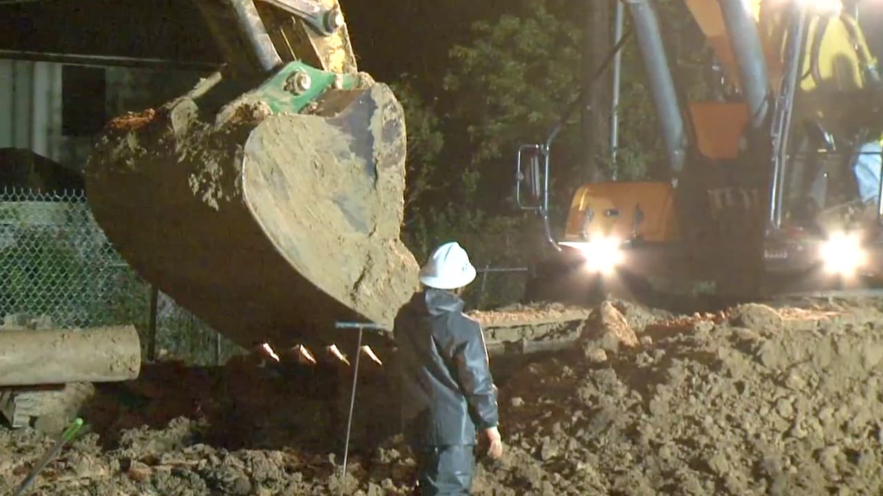 Un tramo de la calle Kieth Harrow, al noroeste de Houston, se encuentra cerrado en ambos sentidos debido al colapso de la vía por la ruptura de una tubería subterránea.