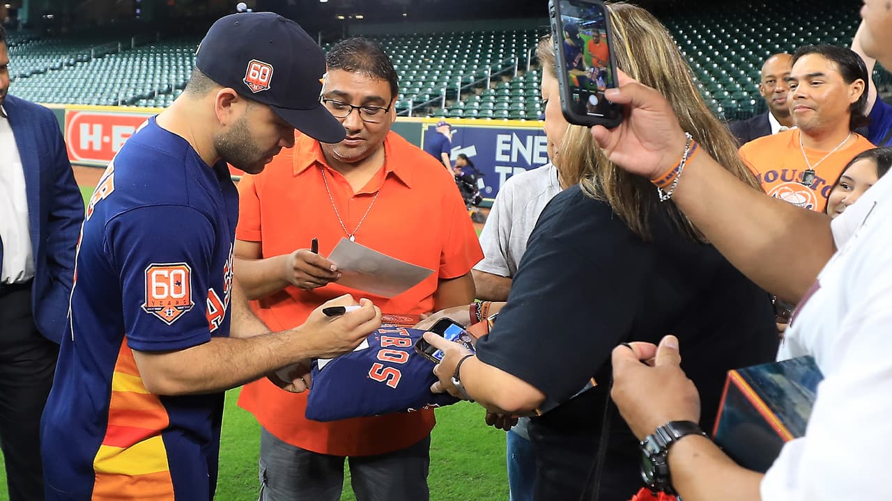 Esta semana, el distrito escolar de 
<a href="https://www.univision.com/local/houston-kxln/doctor-sindrome-posible-corazon-roto-causa-muerte-joe-garcia-uvalde-texas" target="_blank">Uvalde</a> regresa a las clases tras el tiroteo que dejó 19 niños y 2 adultos muertos en mayo pasado.