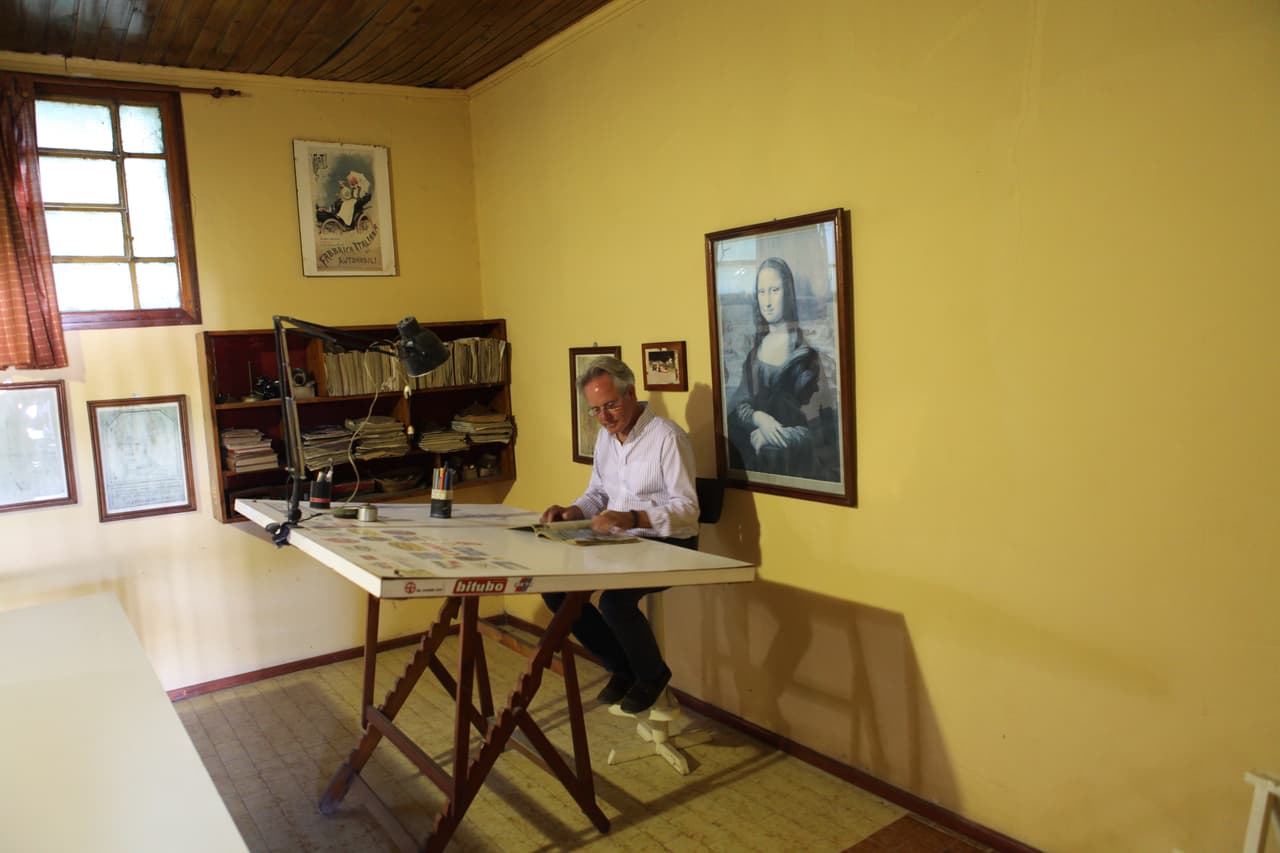 Su pasión por los autos era alimentada por revistas locales. Sin embargo, su mayor interés se centraba en los productos de los grandes fabricantes italianos como: Maserati, Ferrari, Lamborghini, entre otros. 
<br>