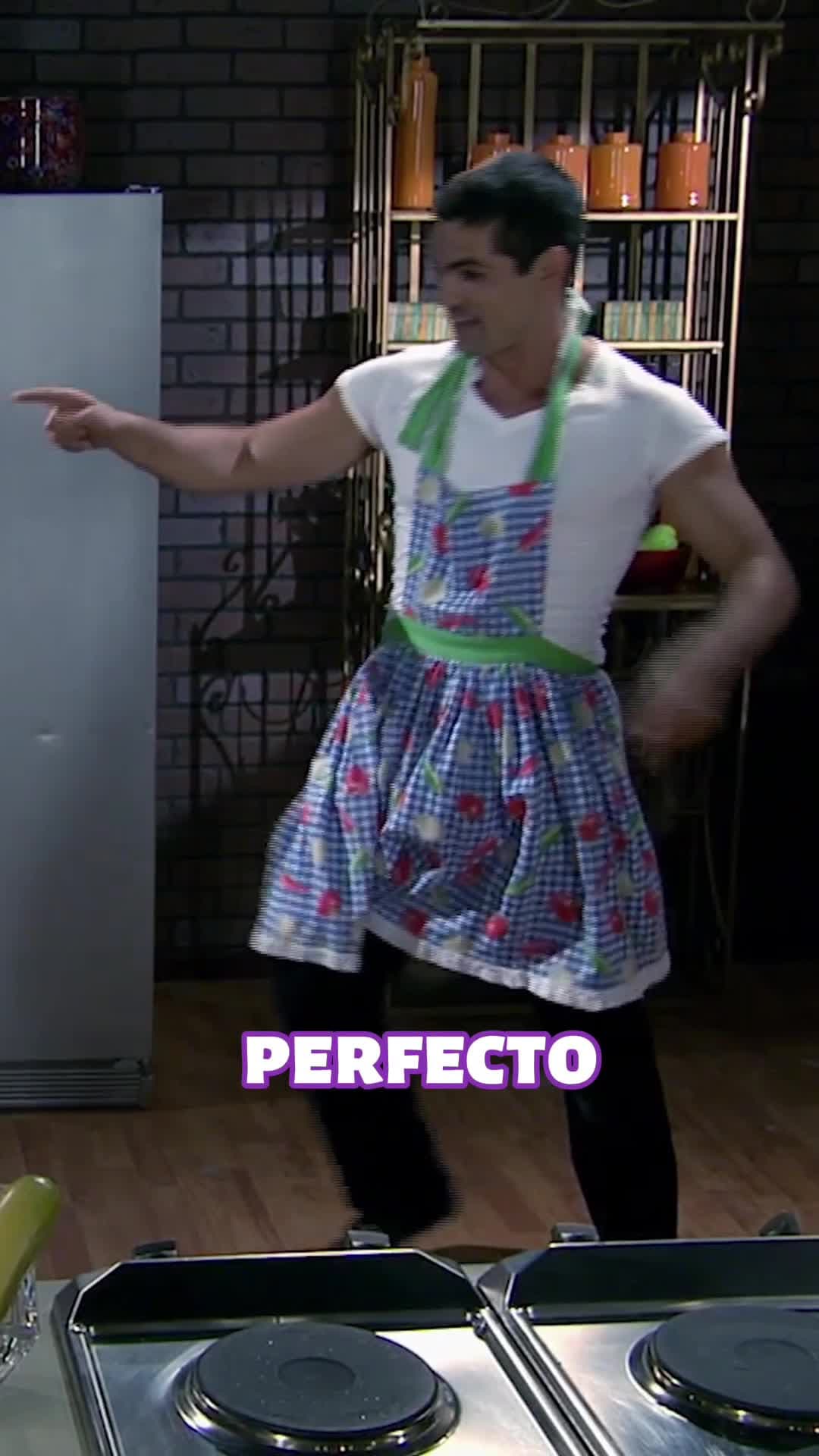 Chema trata de entretener a Adriana en la cocina