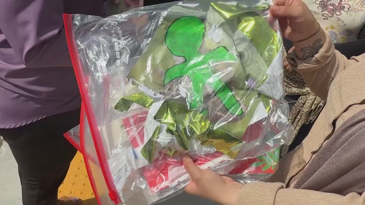 Ante la preocupación de la comunidad, una cámara de seguridad captó el 
<b>25 de mayo, en la intersección de Rideland y Jackson, a una persona que durante la noche colocaba letreros ayudándose de una escalera. </b>En el video se aprecia que el individuo carga en una mano lo que aparenta ser un bote de pegamento
