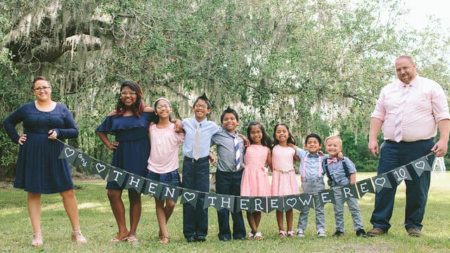 Esta pareja adoptó a siete hermanos tras permanecer años en un centro de niños huérfanos