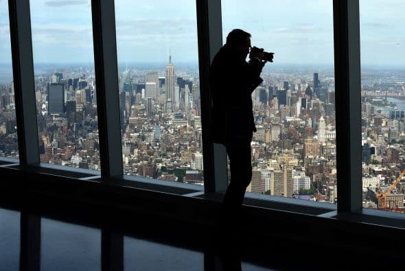 Un hombre toma fotografías desde el observatorio con vista a Manhattan.