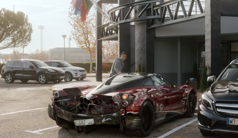 En el anuncio, este Huayra de Pagani termina destrozado. Se trata de un deportivo realmente potente: llega a las 60 mph en sólo 3 segundos y alcanza las 224 mph. Sus prestaciones de avanzada se reflejan en su precio de venta, que supera el millón de dólares. Al menos es más económico en relación a la edición limitada Hauyra BC, que ronda los 2,7 millones de dólares.