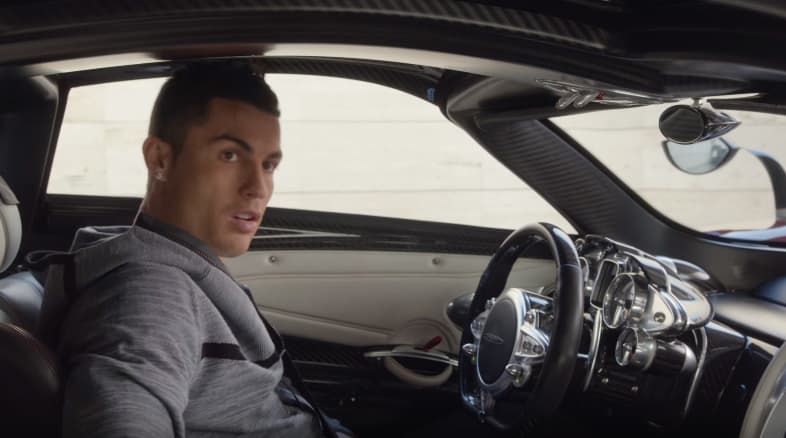En junio de 2016 la marca deportiva Nike estrenó un divertido anuncio publicitario en el cual vimos a Cristiano Ronaldo estrellando un Pagani Huayra. En el comercial, un muchacho toma mágicamente el rol del astro del fútbol y comienza a vivir su vida: ¡pero no sabe cómo conducir esta bestia con un motor AMG V12 de 6.0 litros biturbo! Hasta ahora el Pagani no ha convencido Cristiano, es por eso que no ha adquirido uno.