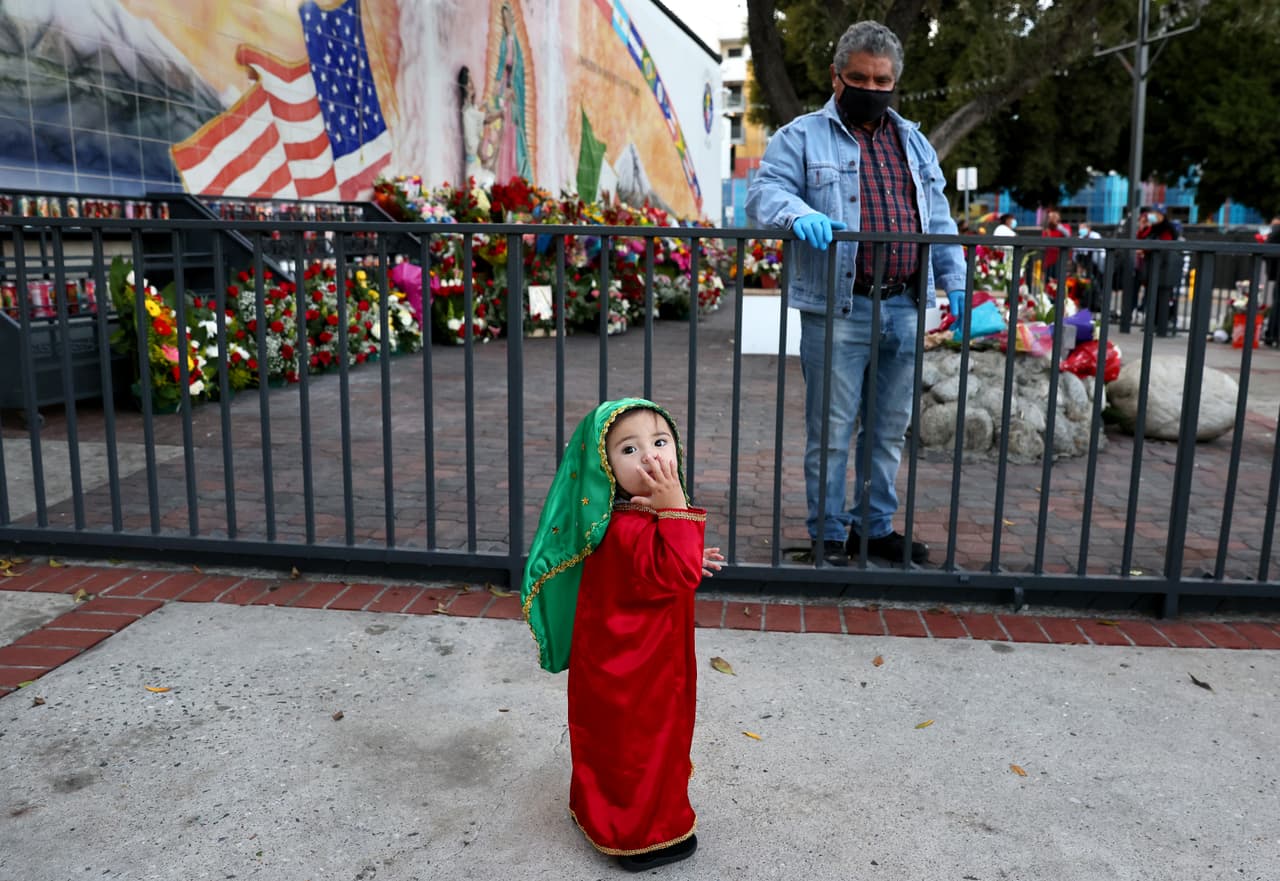 Desde los más pequeños y hasta los más adultos de casa recibieron las bendiciones durante el cumpleaños de la virgen.
