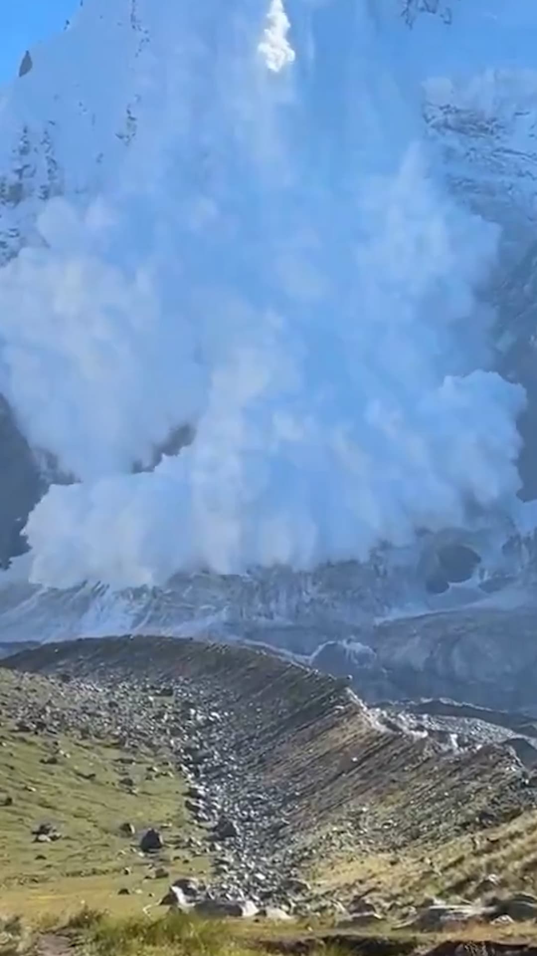 Una avalancha de nieve deja al menos 11 montañistas muertos