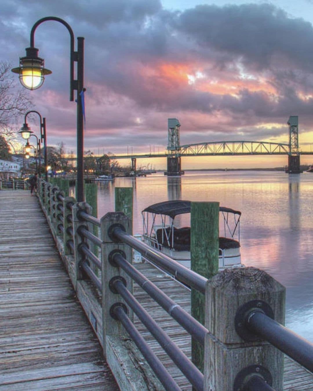 <b>Wilmington</b>. La costa de Wilmington puede volverse bastante aburrida en invierno, pero ese ambiente gris y frío hace que el centro de la ciudad a orillas del río sea realmente atractivo. Ponte cómodo en un restaurante local o abrígate y recorre con valentía el paseo marítimo y la playa. Hospédate junto al río u obtén una oferta con vista al mar. 
<br>
<br>
<a href="https://goo.gl/maps/zfv9rWhfVtRsZbxB7"><b>Cómo llegar</b></a>