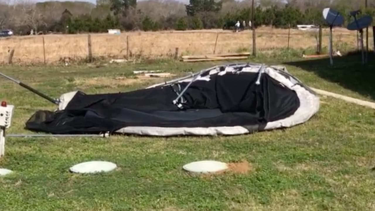 Los fuertes vientos arrasaron con la maleza y árboles. En algunas casas, todo lo que se tenía en los jardines también fue afectado.