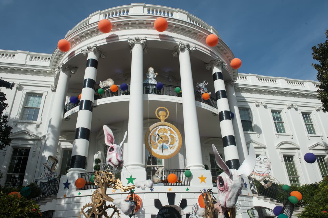 El edificio fue decorado en homenaje a clásicos cuentos infantiles, como 
<i>Mother Goose</i>, 
<i>Peter Pan</i>, 
<i>Alicia en el País de las Maravilas</i>, 
<i>The Wizard of Oz</i>, y 
<i>Peter</i> 
<i>Rabbit. </i>La entrada a la casa y sus jardines acogieron a bailarinas y actores que representaron escenas de los libros.
<br>