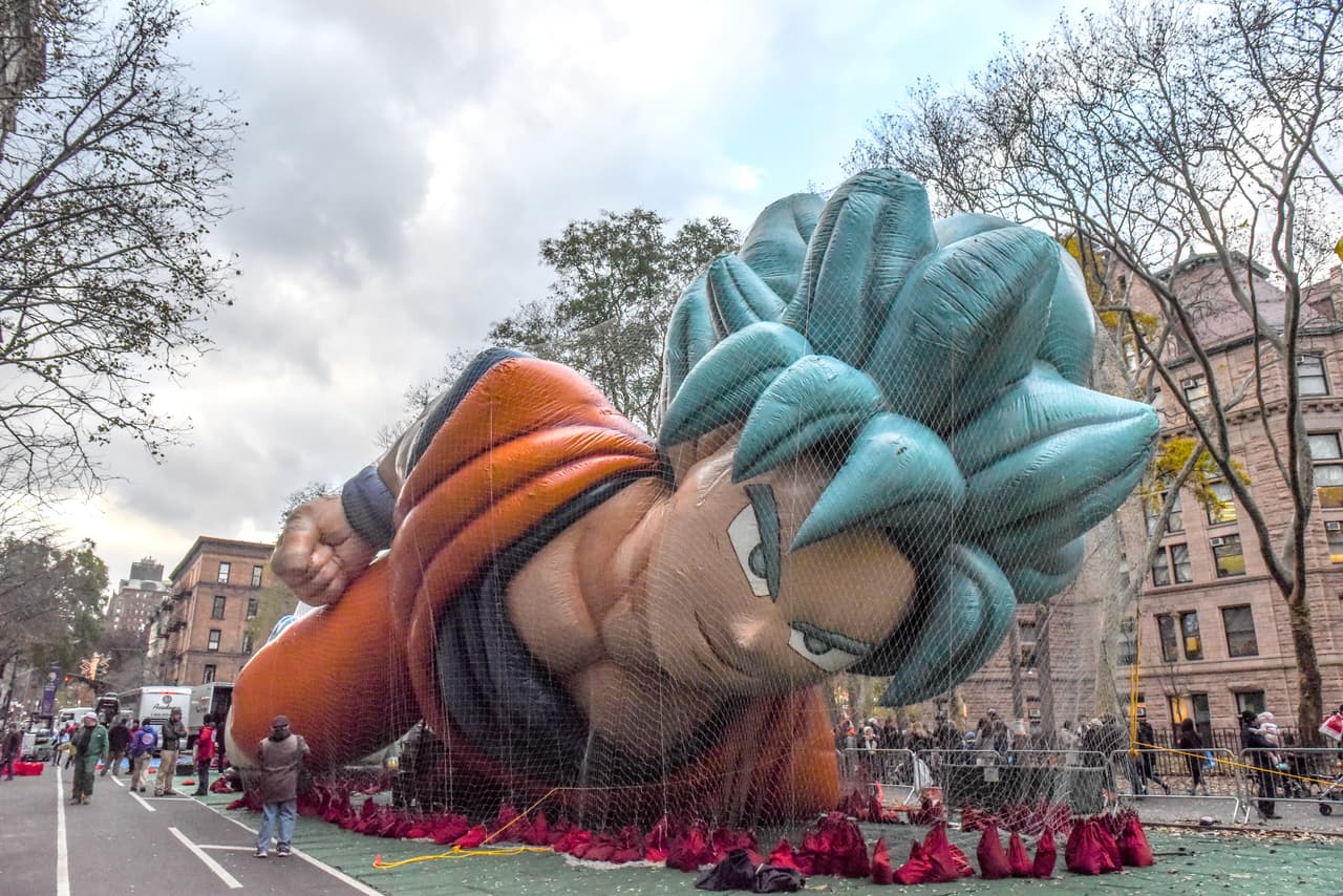 Este año uno de los personajes estrellas del desfile es Goku, de la caricatura japonesa Dragon Ball. En la fotografía el inmenso globo de este en un ensayo el día anterior a al desfile de 2018 en Nueva York.