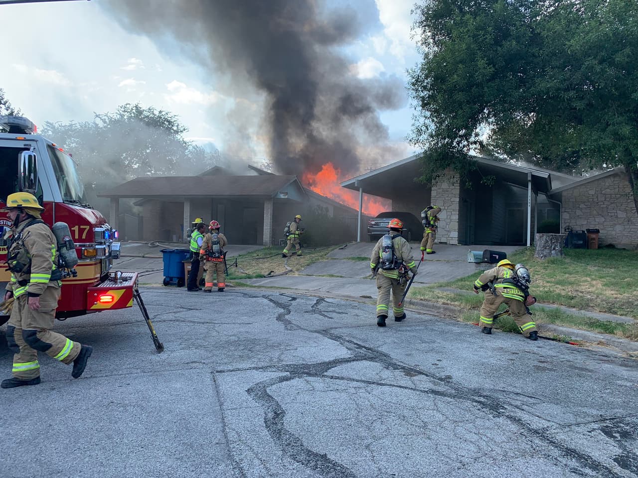 Bomberos luchan contra incendio en una residencia al sur de Austin