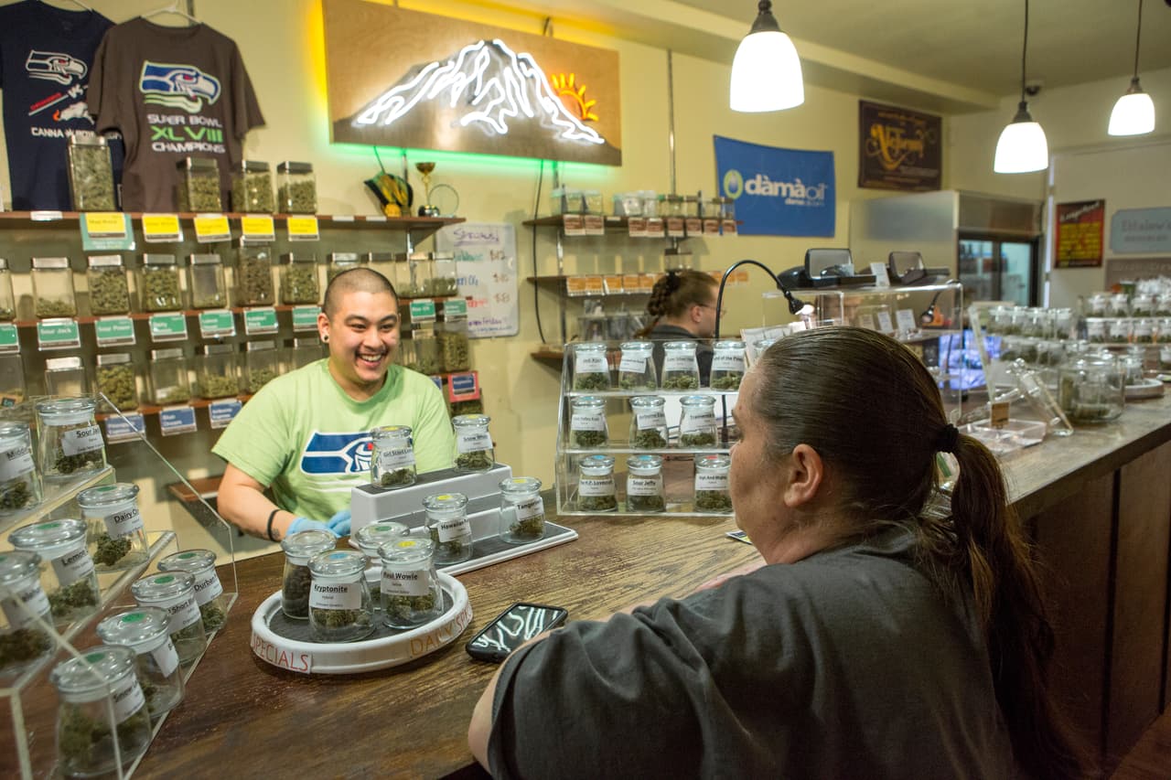 <b>La legalización.</b> Aunque continúa siendo ilegal a nivel federal, el uso médico y recreativo de la marihuana se ha ido legalizando paulatinamente en los estados. En este momento el uso medicinal de al menos uno de sus derivados está permitido en todos los estados, 
<a href="https://www.ncsl.org/research/health/state-medical-marijuana-laws.aspx#:~:text=A%20total%20of%2036%20states,available%20medical%20marijuana%2Fcannabis%20programs."><u>excepto en Kansas, Nebraska e Idaho</u></a>. Su uso recreativo comenzó a permitirse legalmente desde 2012 en Colorado y Washington. En la fotografía una tienda que vende cannabis legalmente en Seattle, en 2014.
<br>
<br>Desde entonces se han ido incorporando otros y hoy 
<a href="https://disa.com/map-of-marijuana-legality-by-state"><u>es legal en 16 estados y Washington DC</u></a>. En las elecciones de noviembre de 2020, donde 
<a href="https://www.univision.com/temas/joe-biden"><u>Joe Biden</u></a> ganó la presidencia, cinco estados más aprobaron la legalización de la marihuana y 
<a href="https://www.univision.com/noticias/elecciones-en-eeuu-2020/drogas-duras-marihuana-hongos-alucinogenos-asi-avanzo-la-despenalizacion-de-drogas-en-las-elecciones"><u>Oregon se convirtió en el primer estado en despenalizar la posesión de pequeñas cantidades de drogas</u></a> duras, como 
<a href="https://www.univision.com/temas/cocaina">cocaína</a> y 
<a href="https://www.univision.com/temas/heroina">heroína</a>.