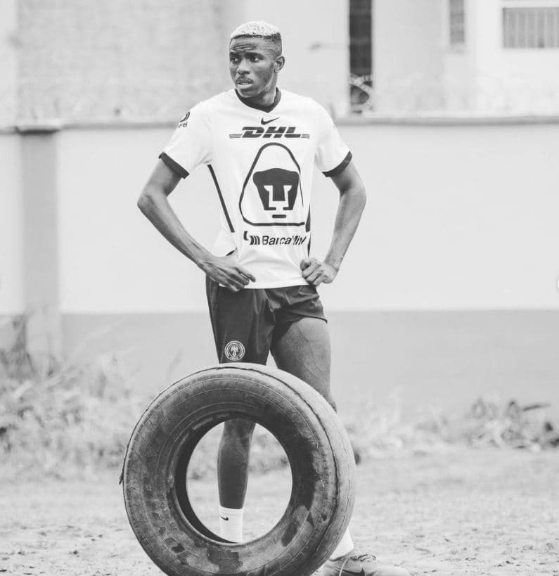 Victor Osimhen se pone la playera de Pumas y anota golazos