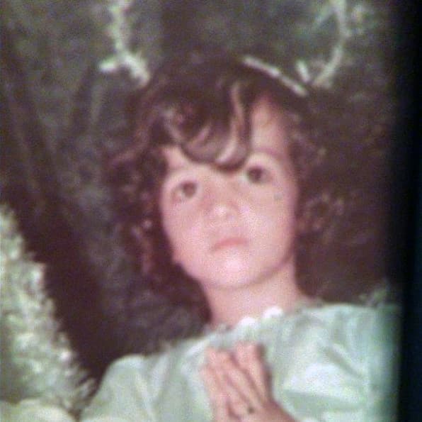 Esta hermosa pequeña es una actriz y presentadora con una larga y exitosa trayectoria.