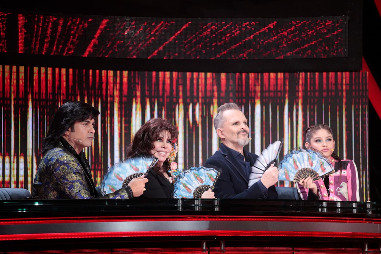 El juez español fue más allá y además de mostrar cómo agarrar el abanico, les mostraba a sus compañeros cómo realizar la pose completa.