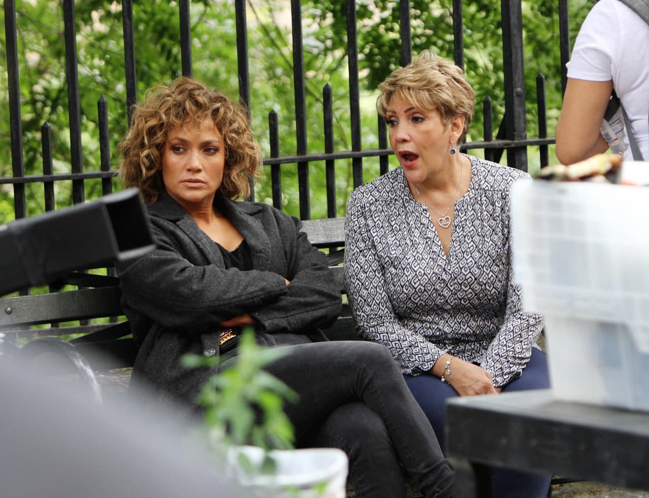 Jennifer López no solo ha necesitado el apoyo de su mamá, doña Guadalupe, durante la filmación de la tercera temporada de 'Shades of Blue'.