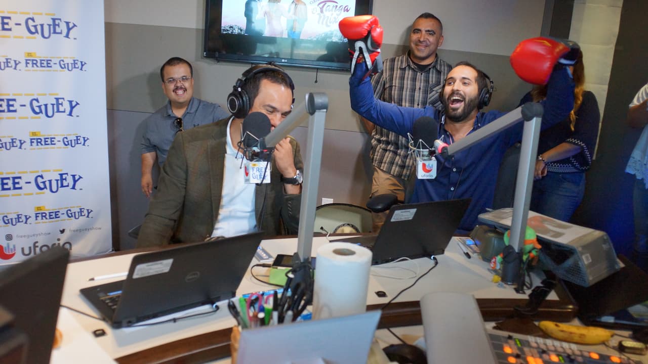 Juan Manuel Márquez llegó al Free-guey show con guante en mano.