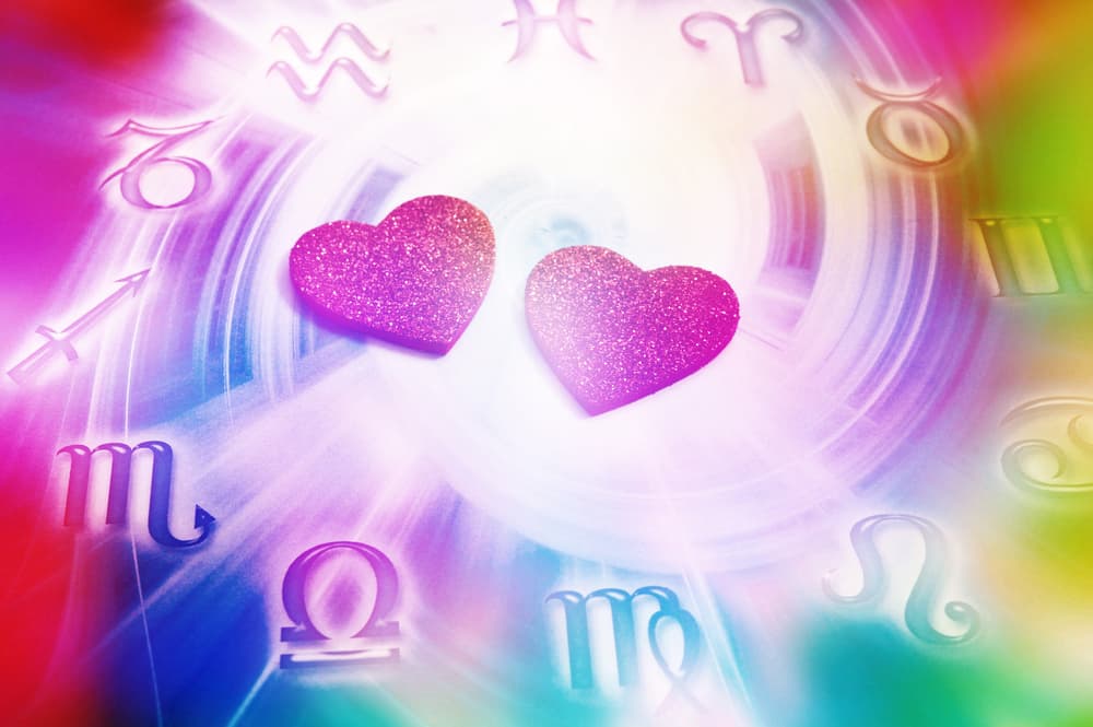 ¿Cómo aplicar los recursos de tu signo zodiacal para atraer el amor? ¿Qué debes hacer que aún no has hecho?, ¿cómo conocer cuáles son las características de esa persona que te enloquece y a través de la influencia astral llegar a su corazón y rendirle, o rendirla, a tus pies? La Astrología pone en tus manos una clave: ¡la llave del amor!