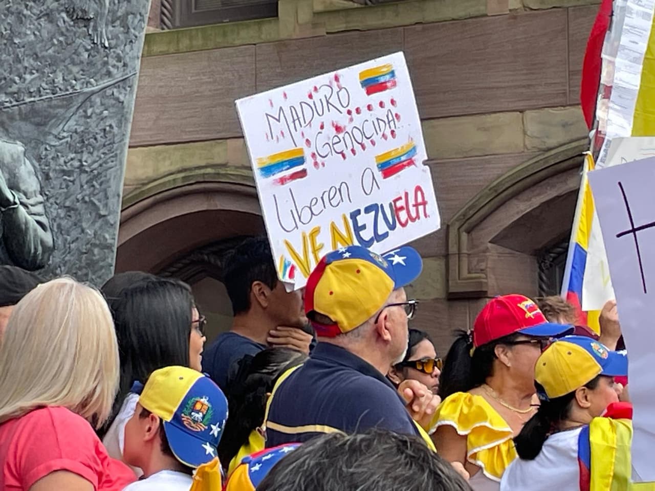 Carteles contra la dictadura de Maduro.