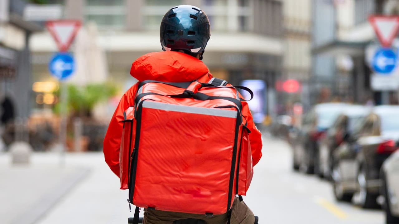 <h3 class="cms-H3-H3">En conclusión </h3>
<br>
<b>E-Verify no es un requisito universal en Texas</b>, pero su uso se expande y puede tener consecuencias serias si no se entiende bien.
<br>
<b>Para los trabajadores hispanos</b>, lo fundamental es conocer sus derechos y actuar con calma si reciben un aviso de error.
<br>
<b>Para los empleadores</b>, la clave está en cumplir correctamente con el I-9 y aplicar E-Verify solo cuando corresponde.
<br>En un escenario político cambiante,
<b>la información clara es la mejor herramienta para enfrentar la incertidumbre y proteger tanto el empleo como los negocios.</b>