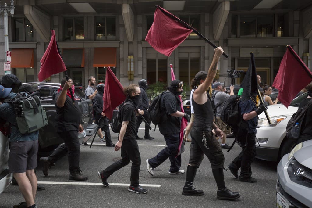 Los miembros del grupo antifascista, o 'antifa', se congregaron para reaccionar contra la manifestación de la extrema derecha y fueron intervendios por la policía al tratar de hacer barricadas y cerrar accesos.