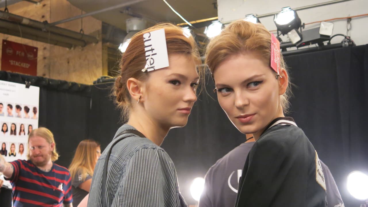 Las cejas van maquilladas pero no muy cargadas, hay trazos que se difuminan en forma horizontal. Van definidas pero mantienen un toque suave y natural.
<br>