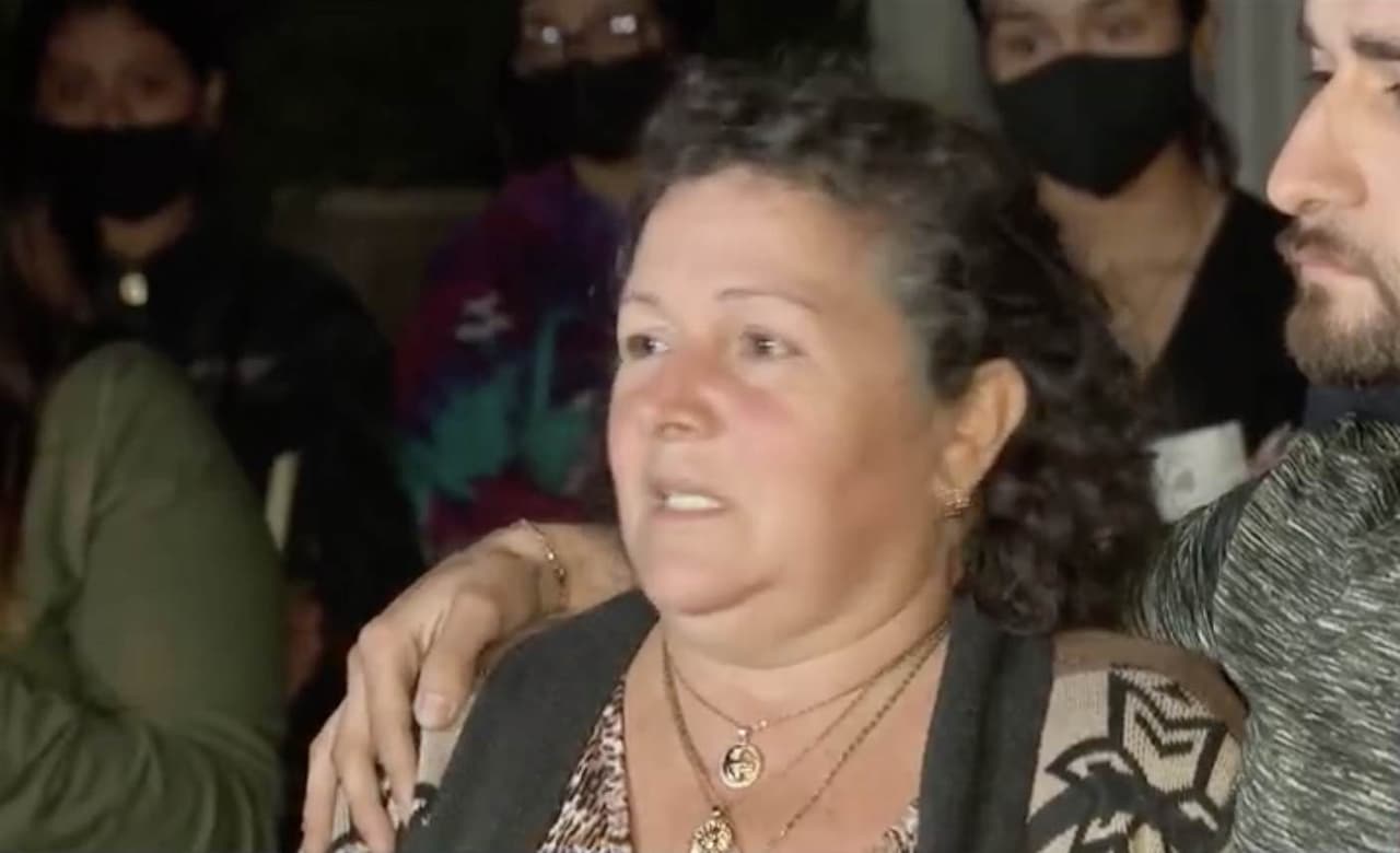 "Fue un asesinato frío, yo quiero que hagan justicia y que él pague lo que él hizo", dijo la madre. El 
<a href="https://www.univision.com/local/los-angeles-kmex/manuela-rodriguez-tiroteo-long-beach-escuela-muerte-cerebral-madre-no-desconecten">video del tiroteo obtenido por Univision 34 Los Ángeles</a> muestra al presunto oficial de seguridad no identificado disparando al menos dos tiros al automóvil donde se encontraba la mujer.