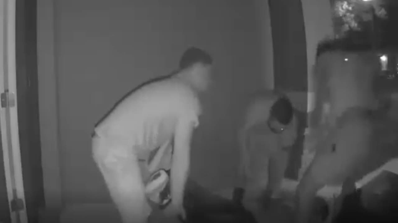 Buscan a 3 sujetos que cargaron el cadáver de un hombre baleado en Airbnb en Davenport