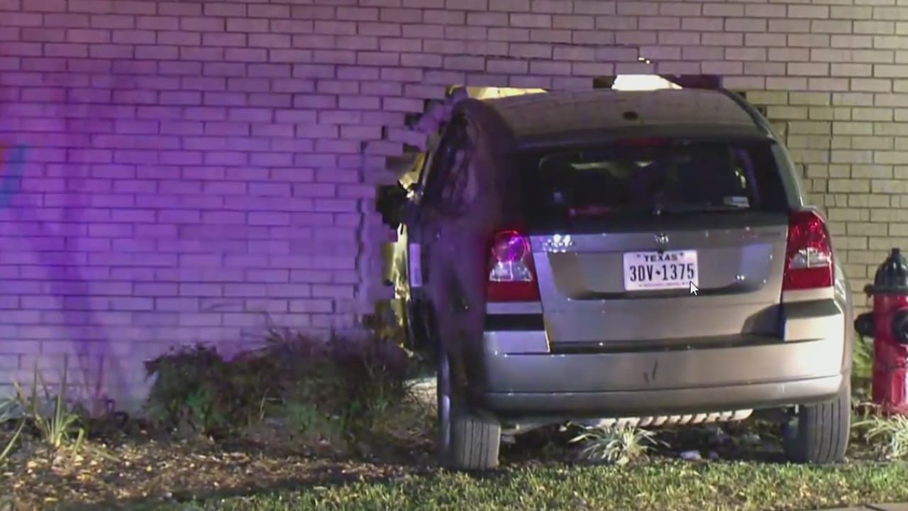 Un conductor se estrelló contra una estación de bomberos y deja un herido