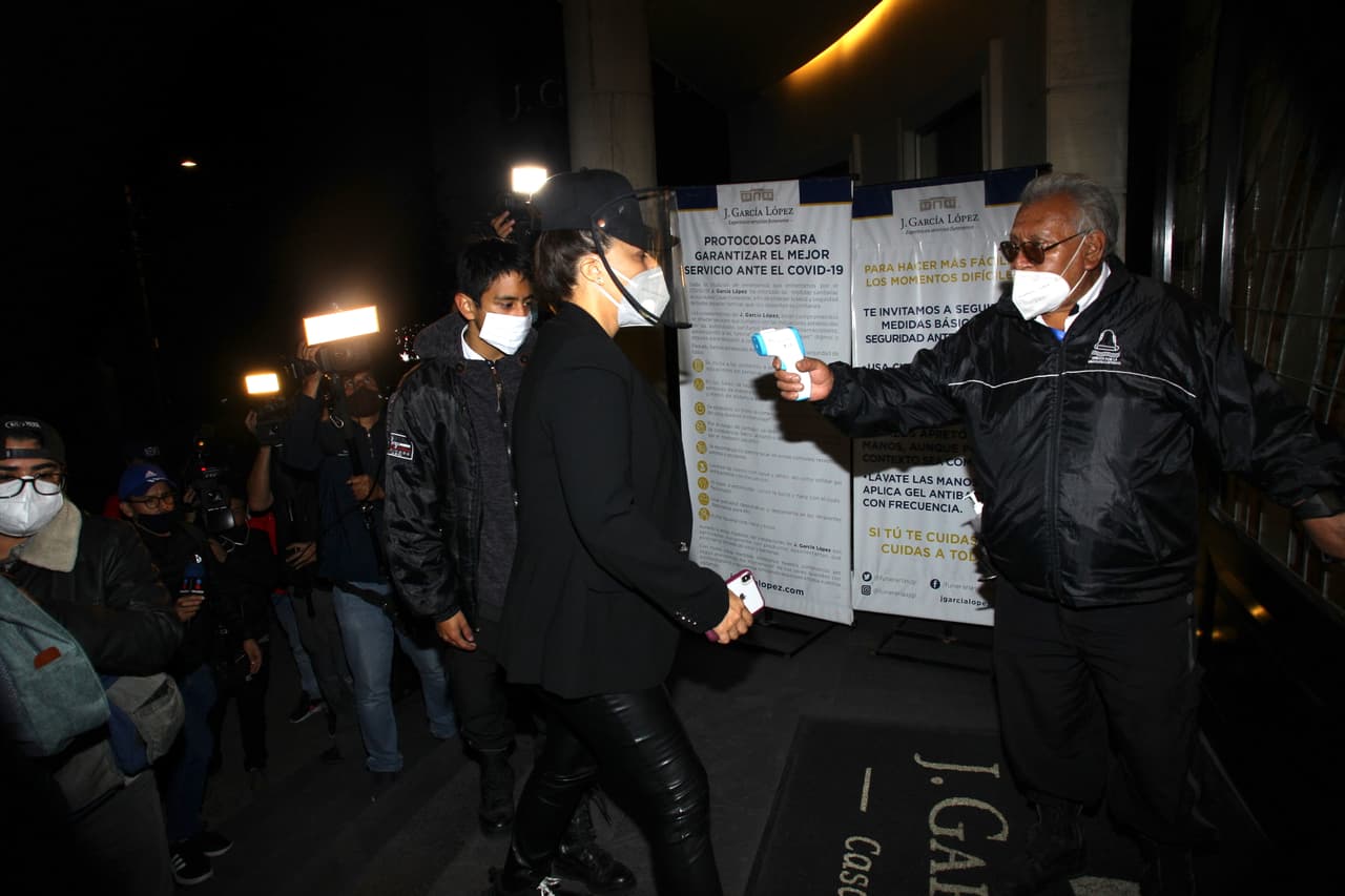 A la retirada actriz Yadhira Carrillo, como al resto de los asistentes al funeral, le tomaron la temperatura, como parte de las medidas para evitar el contagio del covid-19.