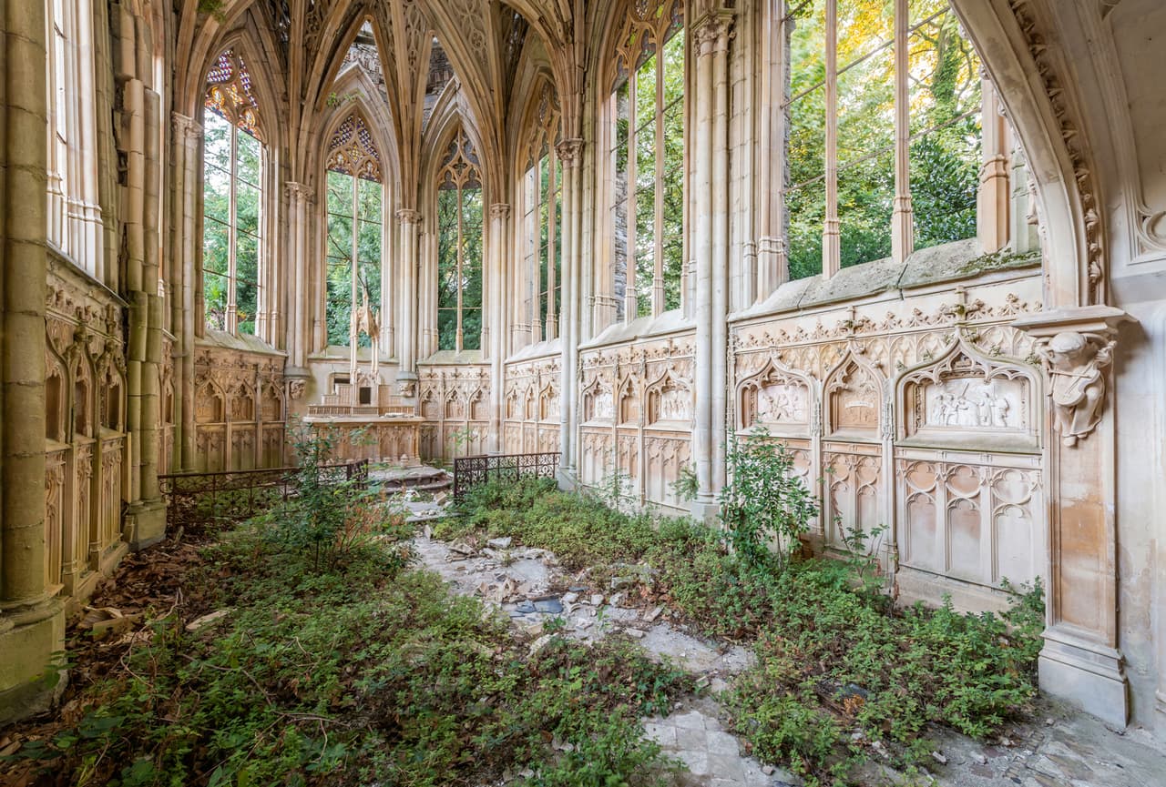 “En mi libro encontrarás lugares abandonados en todo el mundo”, explica Veillon. La mayoría de las fotos fueron tomadas en Europa, en Italia, Portugal, Reino Unido, Irlanda, Rumania, Bulgaria, Alemania y Polonia. Algunas imágenes muestran espacios de Namibia, Argentina y Myanmar.
<br>