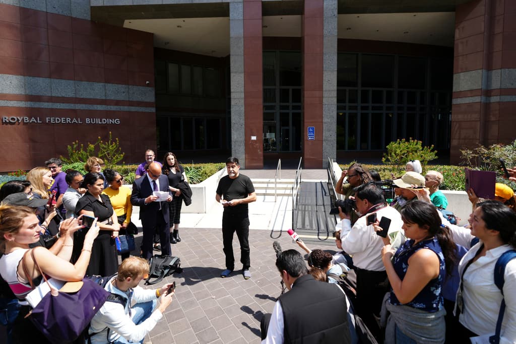 Al recuperar su libertad, David Huerta dedicó
<b><a href="https://www.univision.com/local/los-angeles-kmex/fuegos-artificiales-saqueos-granadas-y-arrestos-en-protestas-contra-ice-en-los-angeles-california-fotos" target="_blank">un mensaje a toda la comunidad, inmigrante o no,</a></b> de Estados Unidos. Dijo que estuvo preso junto a individuos de distintos países, no solo latinoamericanos. Mencionó a
<b>Armenia y Francia</b>, entre algunos otros.
<br>
<br>Por la misma razón, hizo un llamado a la unidad. "Esta lucha es nuestra, es de nuestra comunidad, pero es de todos".