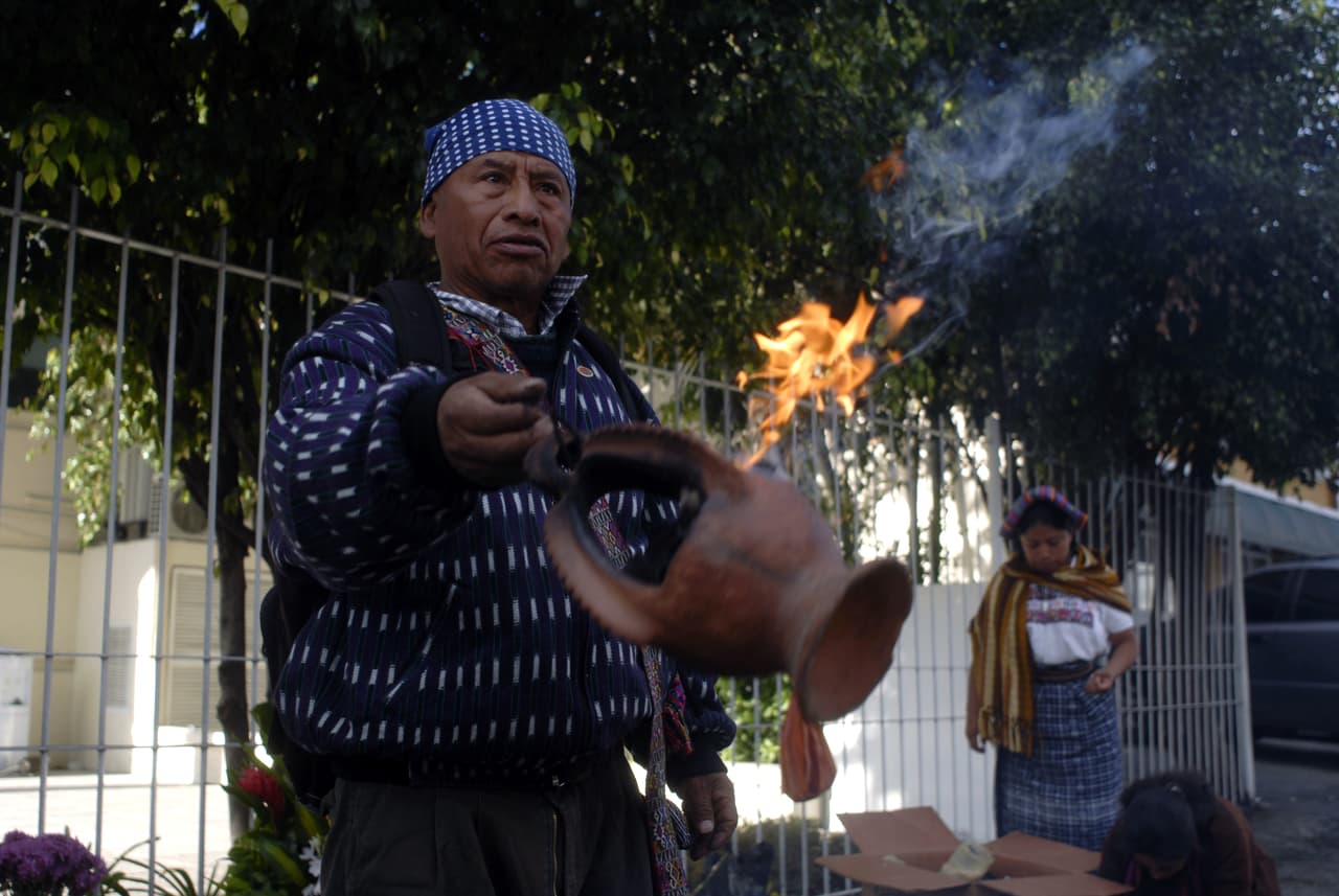 Es importante la presencia del incienso y copal, que se va quemando y distribuyendo en estos recipientes, alrededor de donde se hace la limpia o ritual maya.
