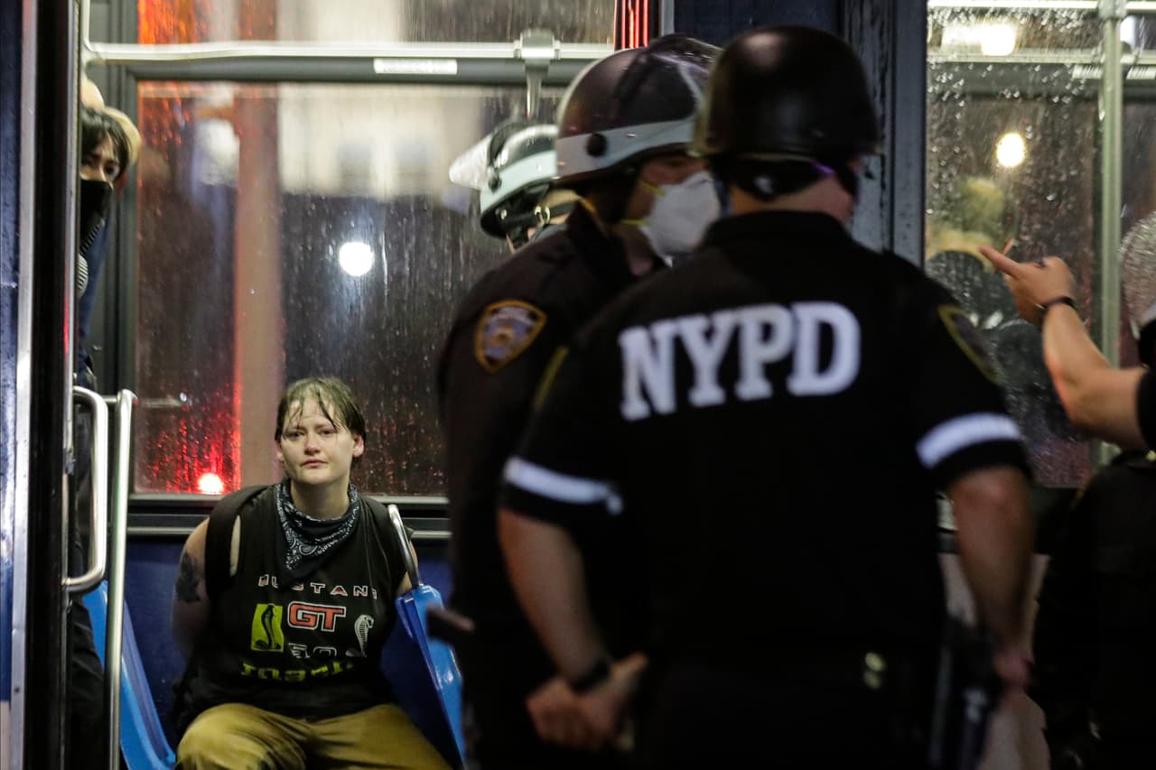 La ciudad de Nueva York tiene un toque de queda que inicia a partir de las 8 p.m. y termina a las 5 a.m. todos los días de esta semana hasta el domingo.