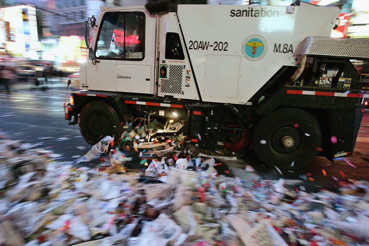 Mujer de 39 años lucha por su vida tras ser atropellada por un camión de basura en Brooklyn