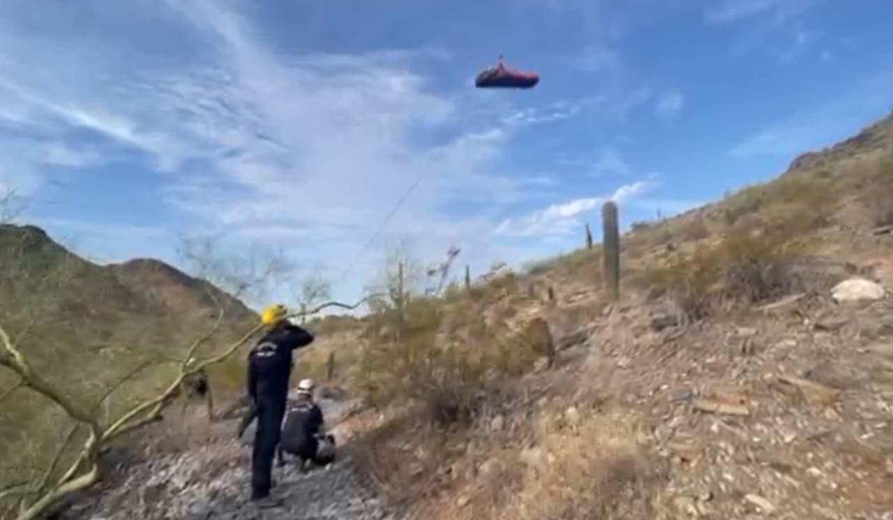 Los primeros paramédicos en llegar al punto lo encontraron sin pulso ni respiración, por lo que comenzaron con las primeras maniobras.