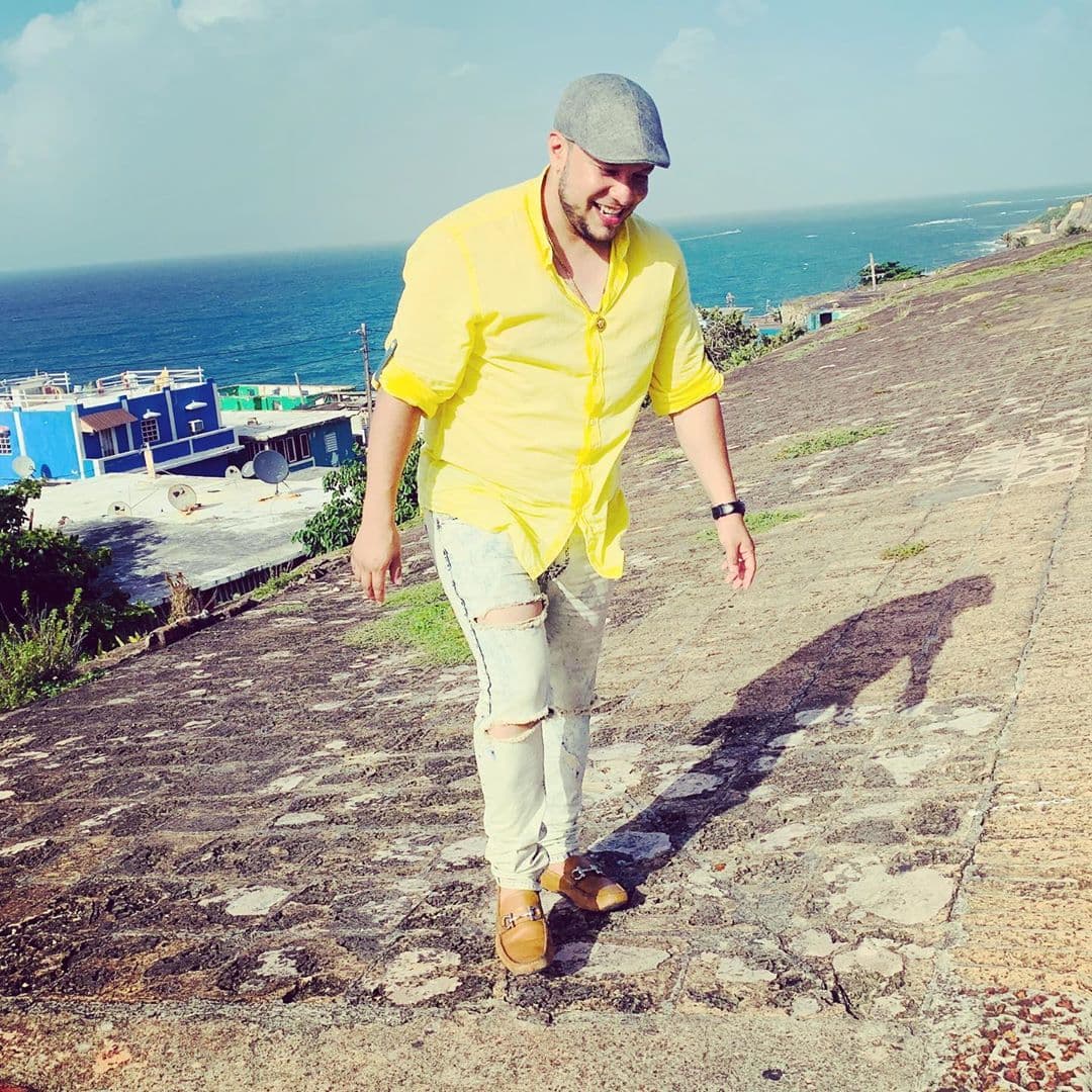 Junto a Chiquis visitó los predios de
<b> <a href="https://www.univision.com/noticias/la-perla-el-barrio-de-despacito-queda-destrozada-con-el-embate-del-huracan-maria-video">La Perla, el sector en el cual Luis Fonsi y Daddy Yankee</a></b> filmaron su exitoso video 'Despacito'.