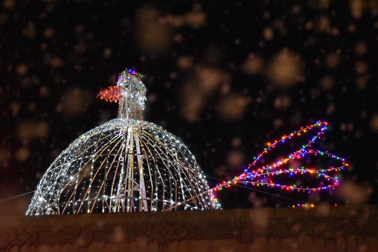 <b>Evento</b>: Jingle Mingle - Gainvesville
<br>
<b>Fecha</b>: 18 de noviembre
<br>
<b>Lugar</b>: Downtown Gainesville Square. 104 Main Street. Gainesville, GA
<br>
<b>Sitio web</b>: 
<a href="https://www.exploregainesville.org/jingle-mingle/">https://www.exploregainesville.org/jingle-mingle/</a> 
<br>
<br>Disfruta del espíritu navideño con música en vivo, paseos en carruajes, paseos en tren para niños, Papá Noel, la iluminación del pollo de 25 pies en Main Street Market y más.